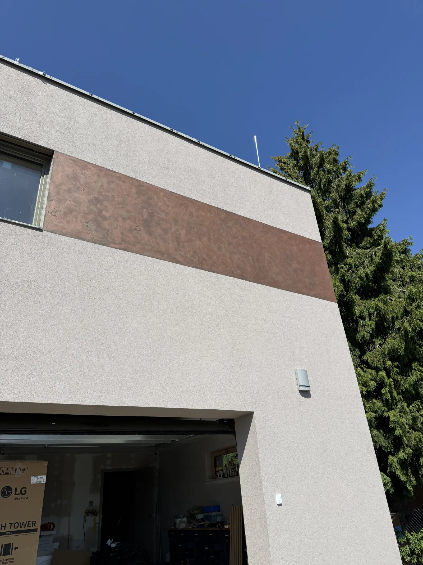 Celkový pohled na dekorativní stěrku na fasádě