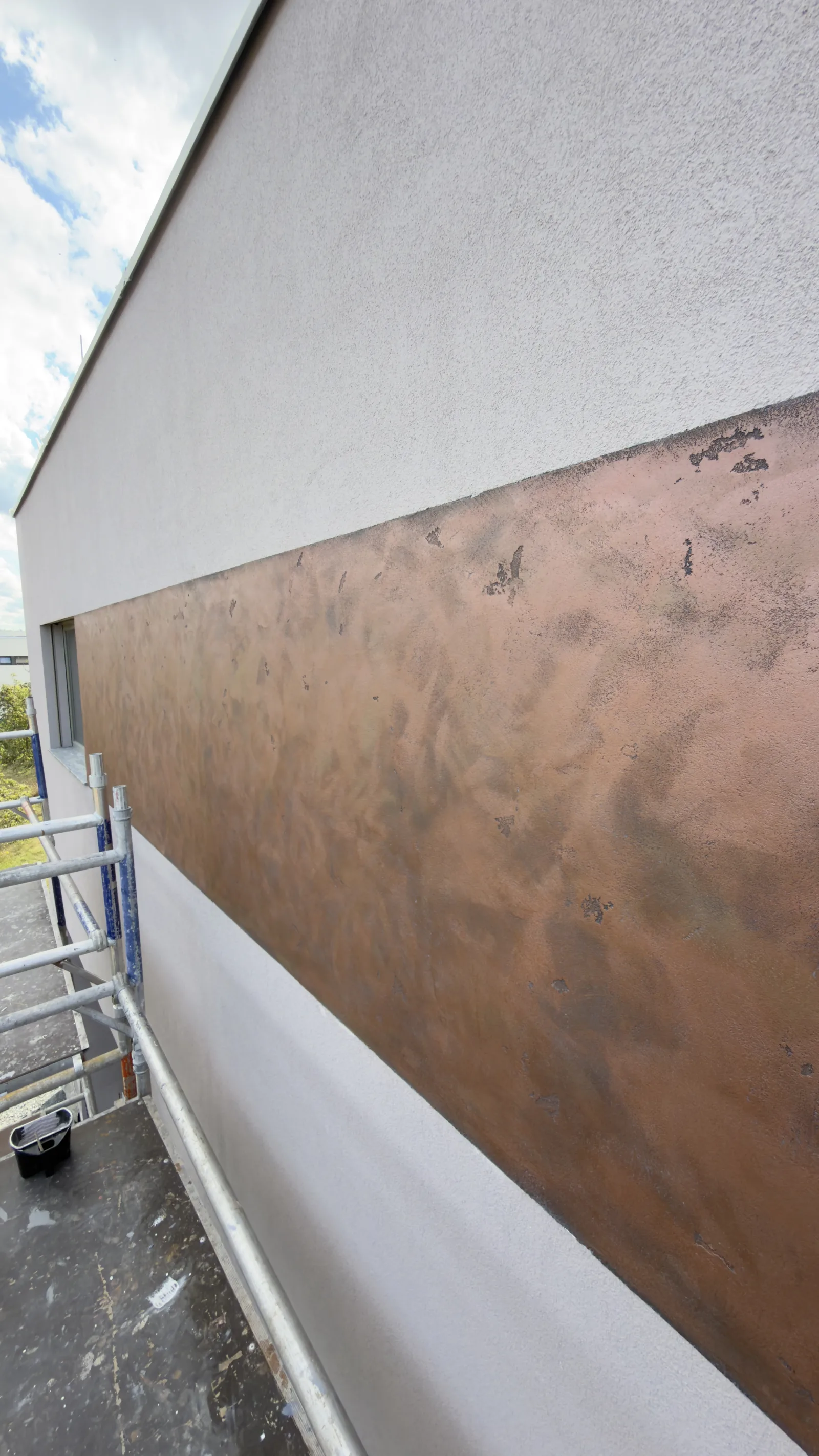 Detail dlouhého pásu dekorativní exteriérové stěrky
